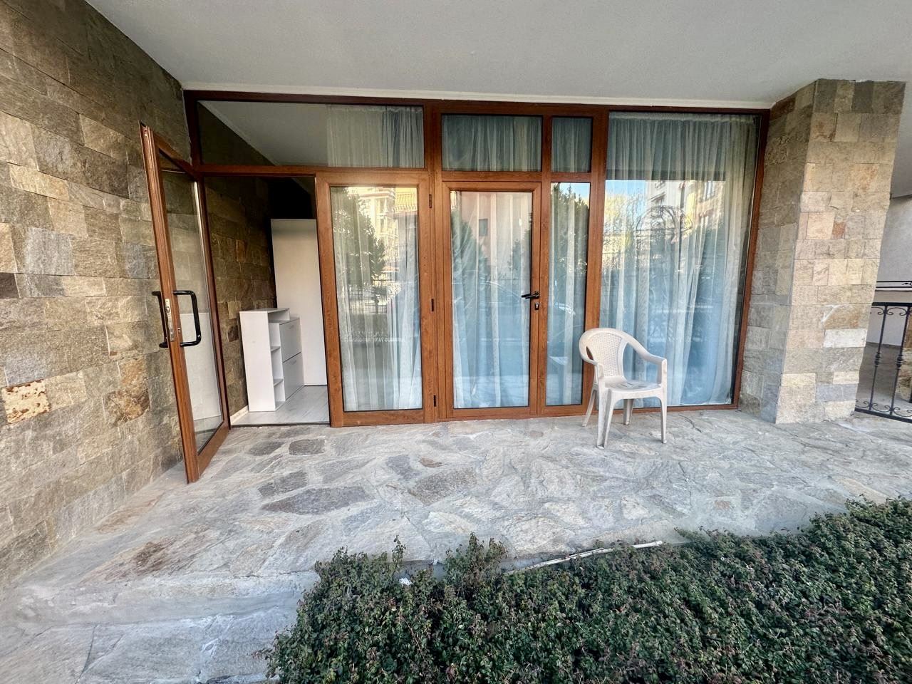 Spacious ground-floor studio with terrace and potential for a one-bedroom apartment – only 300 m from the sea