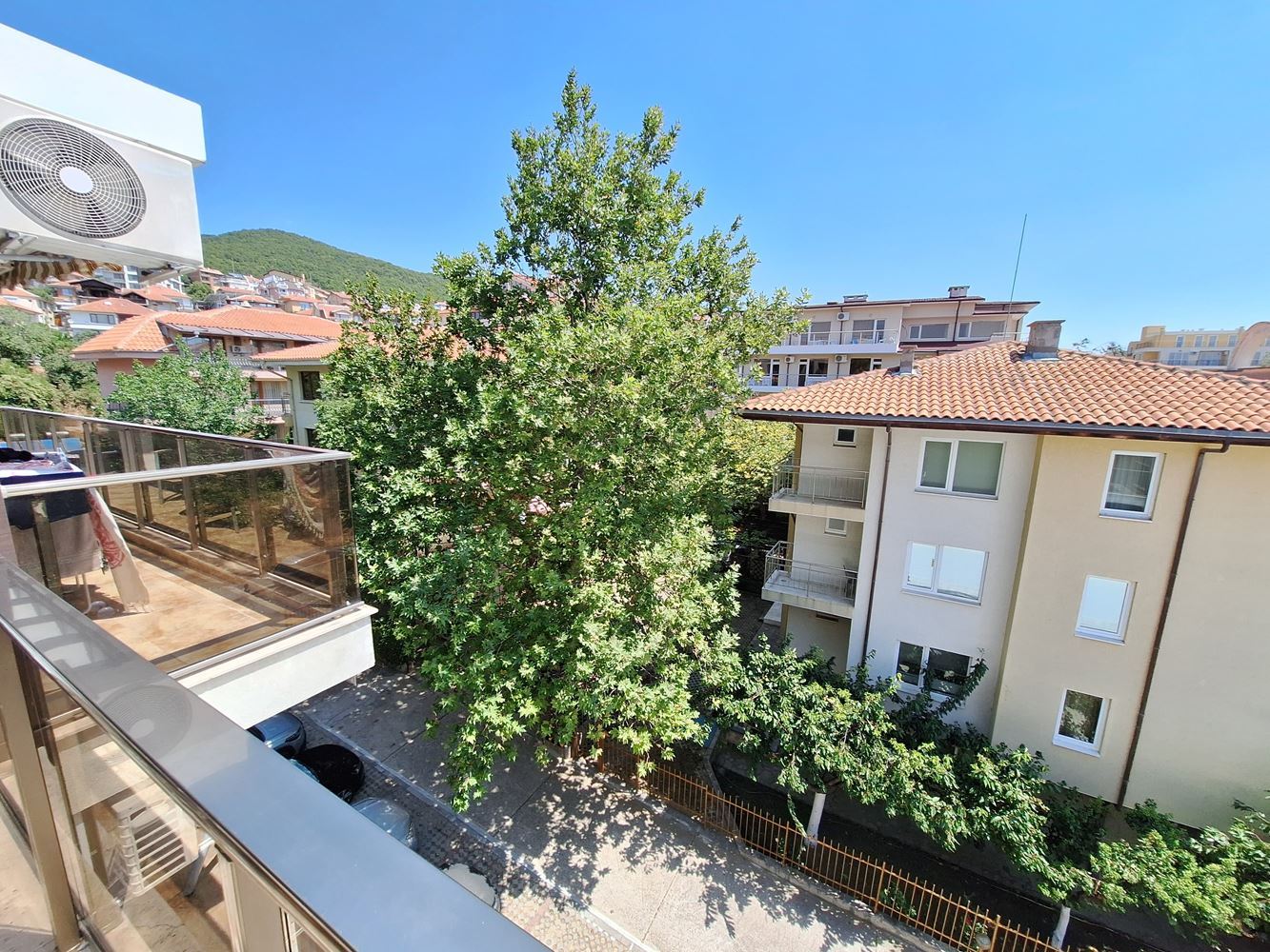 Spacious two-bedroom apartment with parking space only 200 meters from the sea in Sveti Vlas