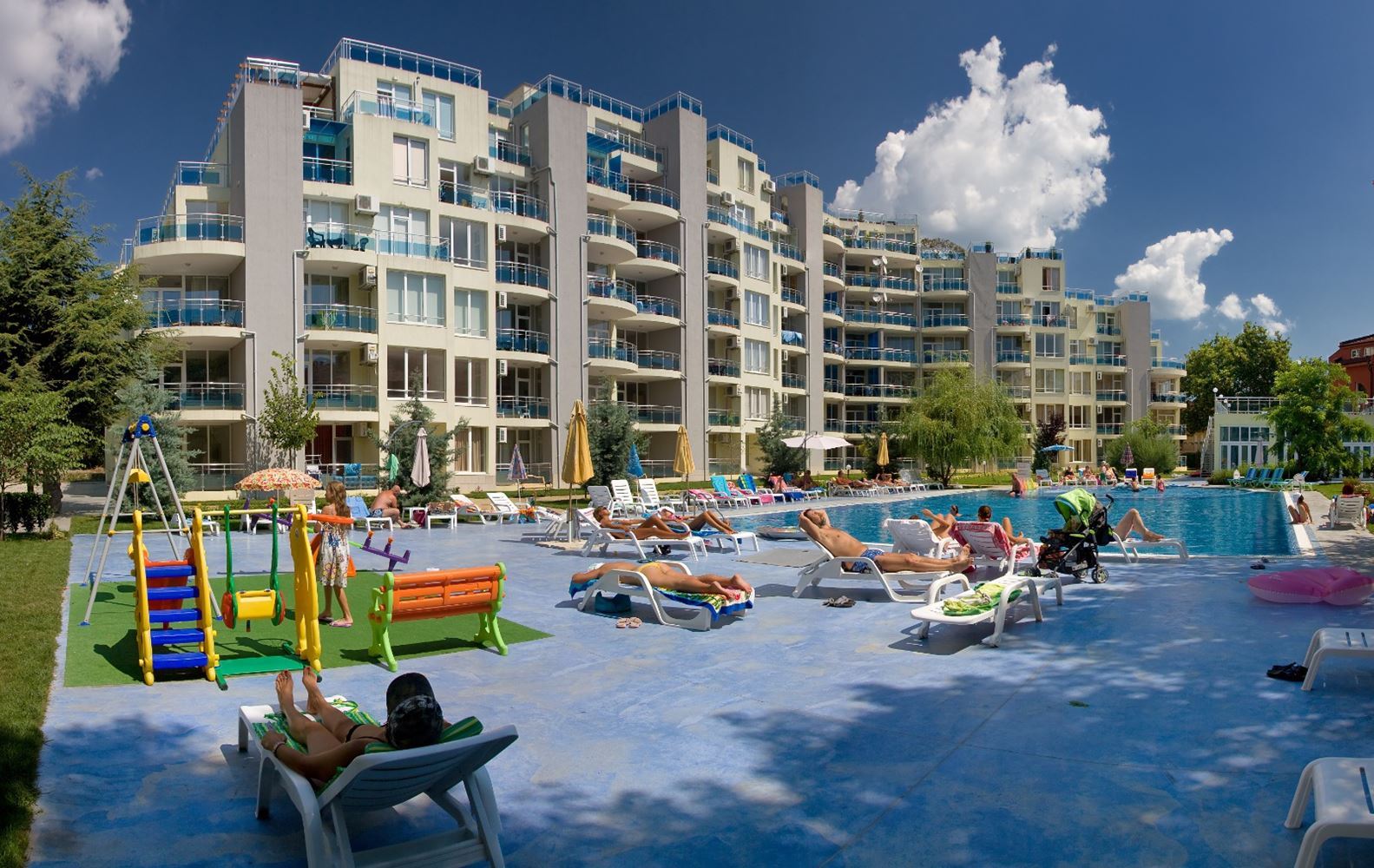 Sunny and spacious studio with sea view in Ravda – 100 m from the beach, in a well-maintained complex with a pool and greenery