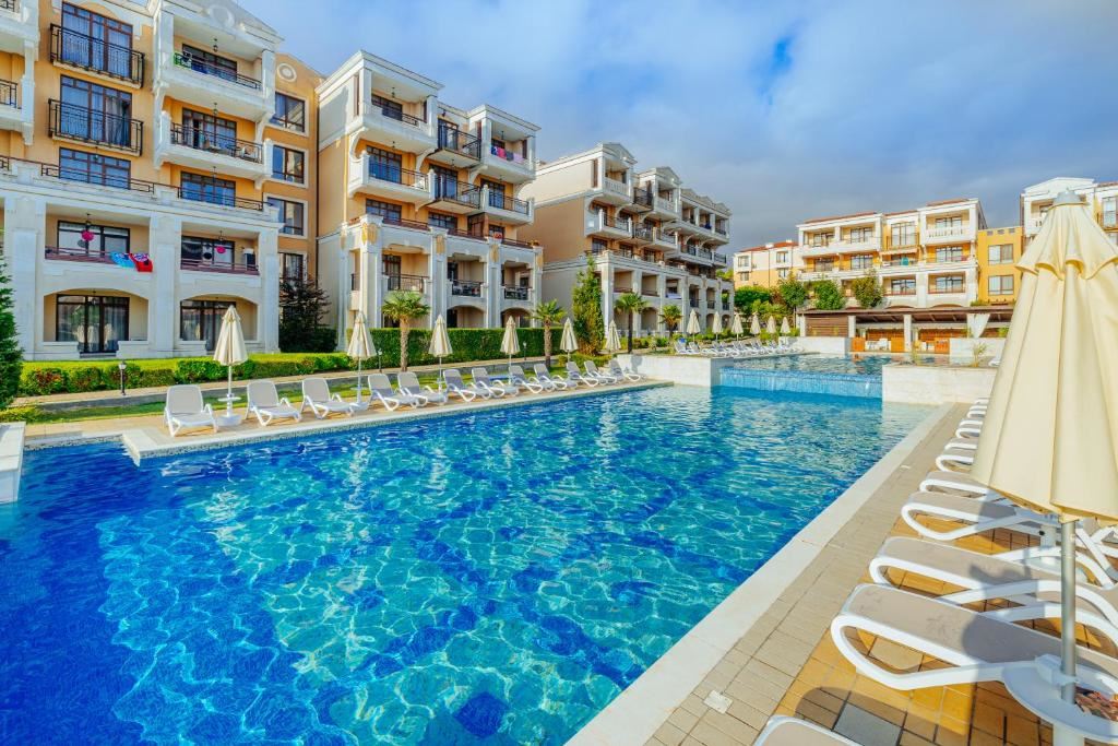 Furnished one-bedroom apartment in an elite complex with swimming pools and sports facilities