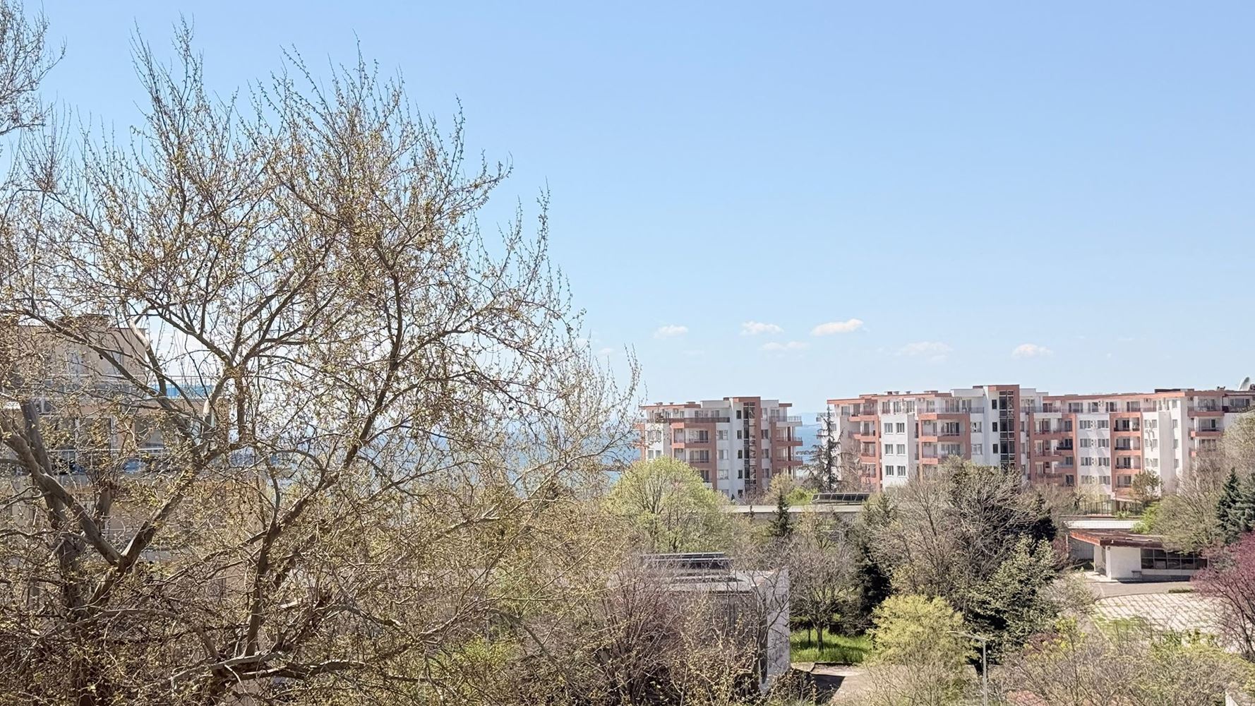 Luxury three-bedroom apartment on the first line in Ravda – space, prestige, and breathtaking sea panorama