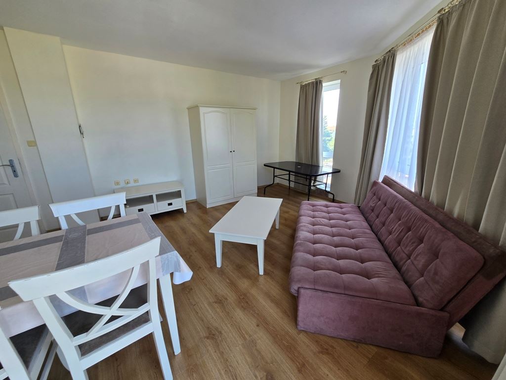 Spacious three room apartment with an excellent location and close proximity to the sea