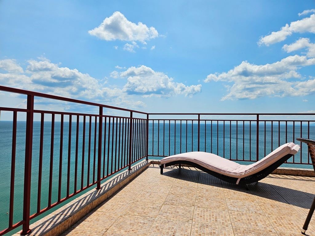 Luxury panoramic apartment on the first line of the sea with two bedrooms and an enormous terrace