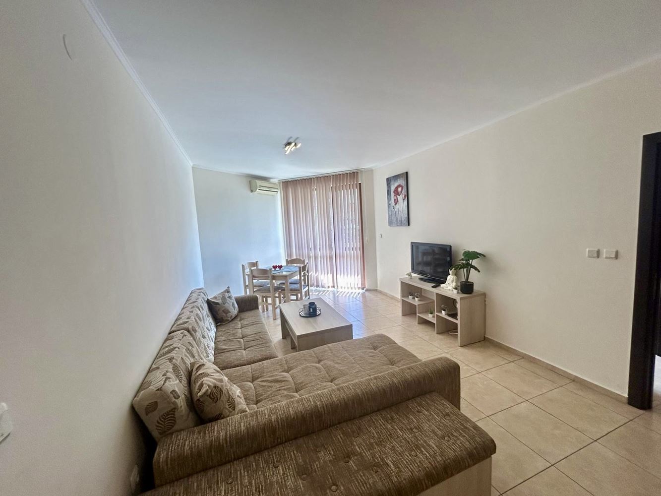Spacious three-room apartment with pool view and excellent amenities in Nessebar