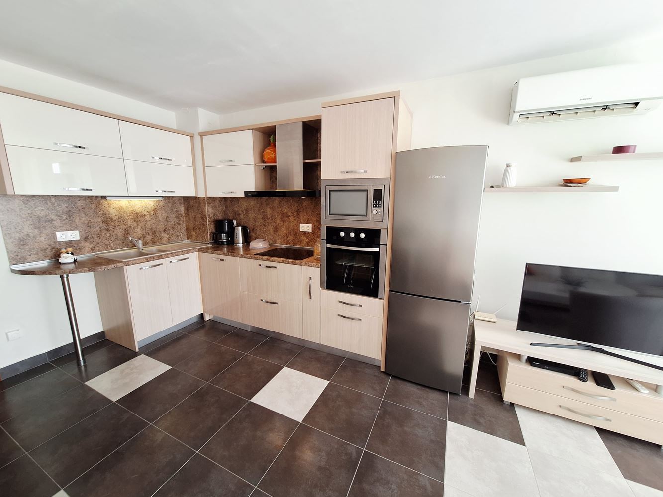 Spacious two-bedroom apartment with parking space only 200 meters from the sea in Sveti Vlas
