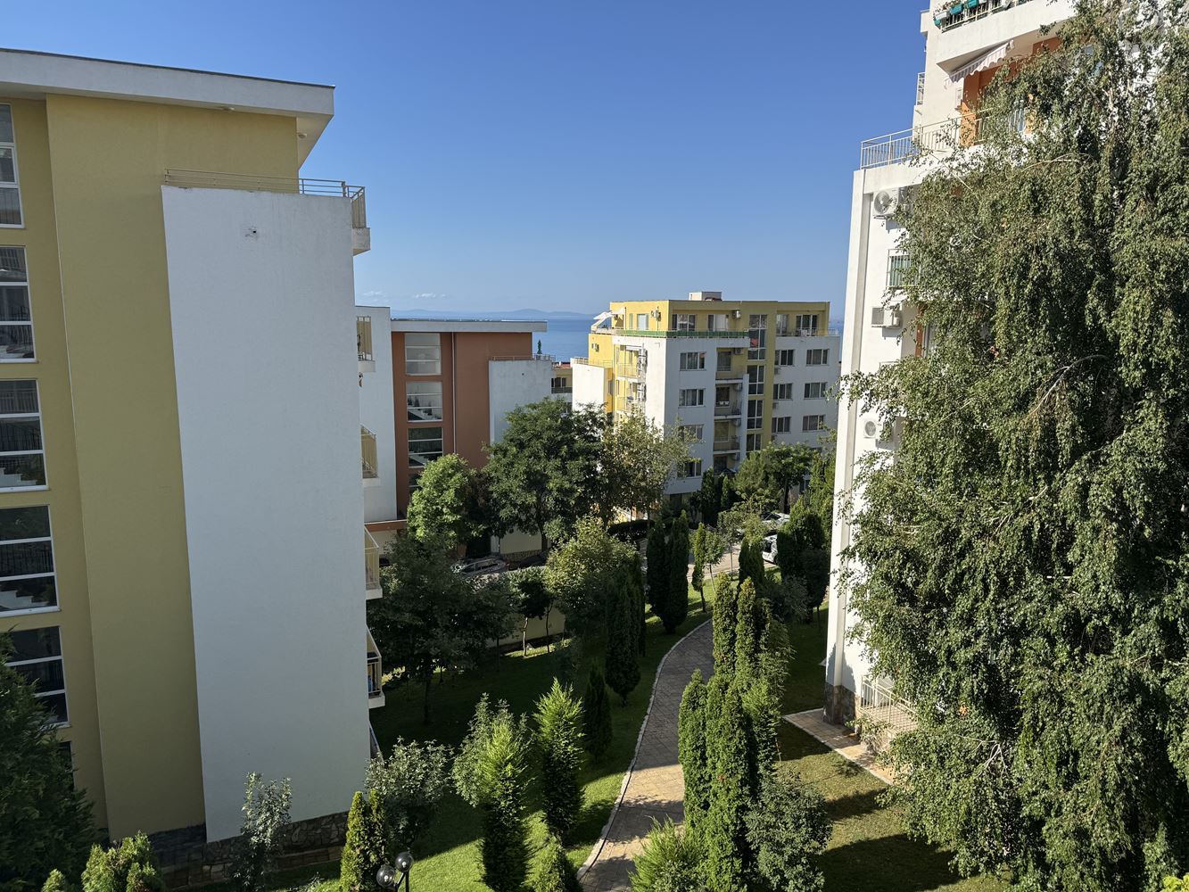 Spacious studio in Sveti Vlas with beautiful pool view – excellent investment by the sea