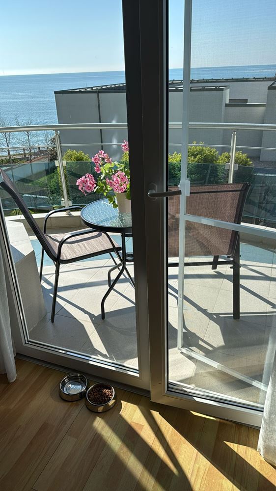 Spacious two-bedroom apartment with sea panorama in Ravda – just meters from the beach, fully furnished and with excellent investment potential