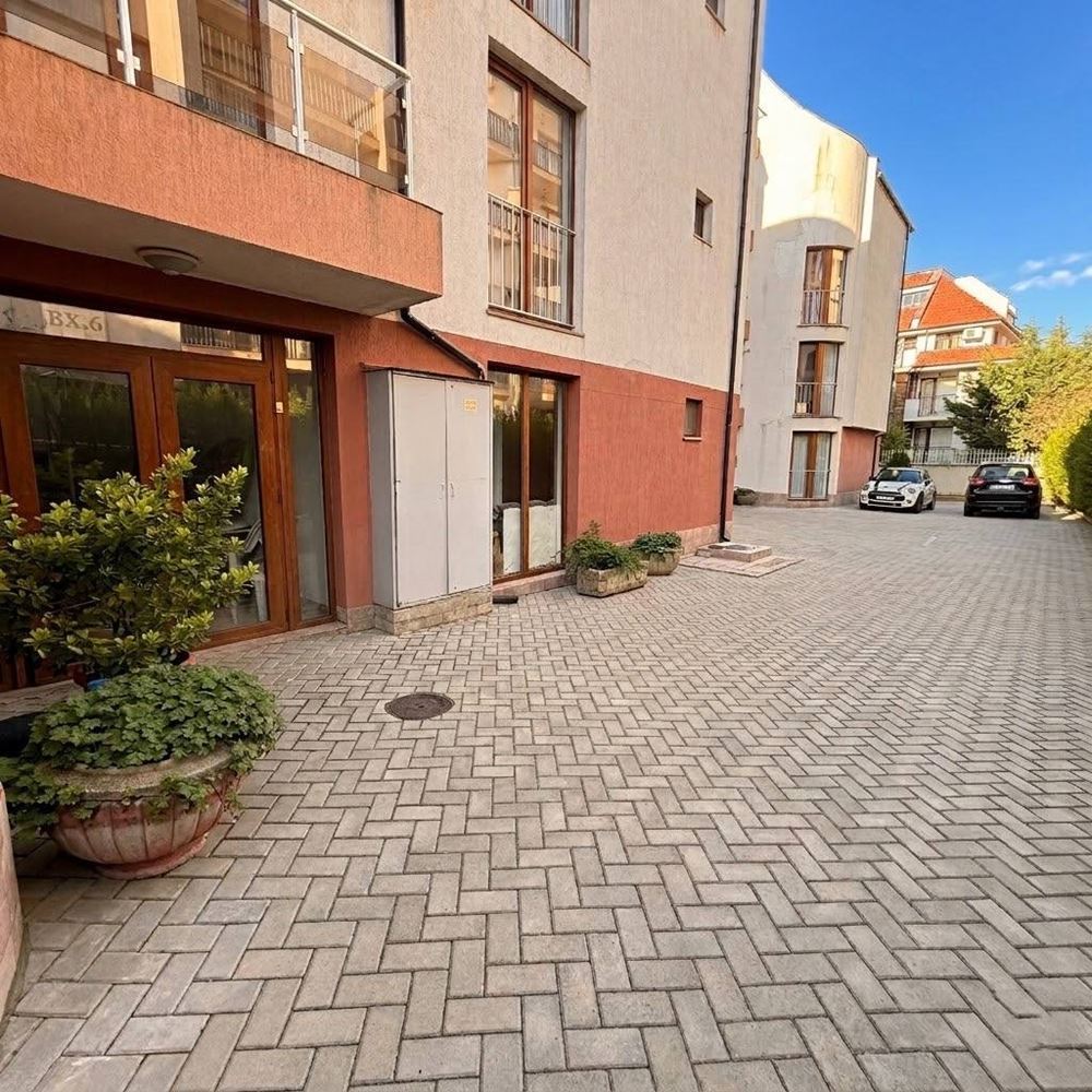 Sunny studio with direct access to the pool – top location in Sveti Vlas, 3–4 minutes from the beach