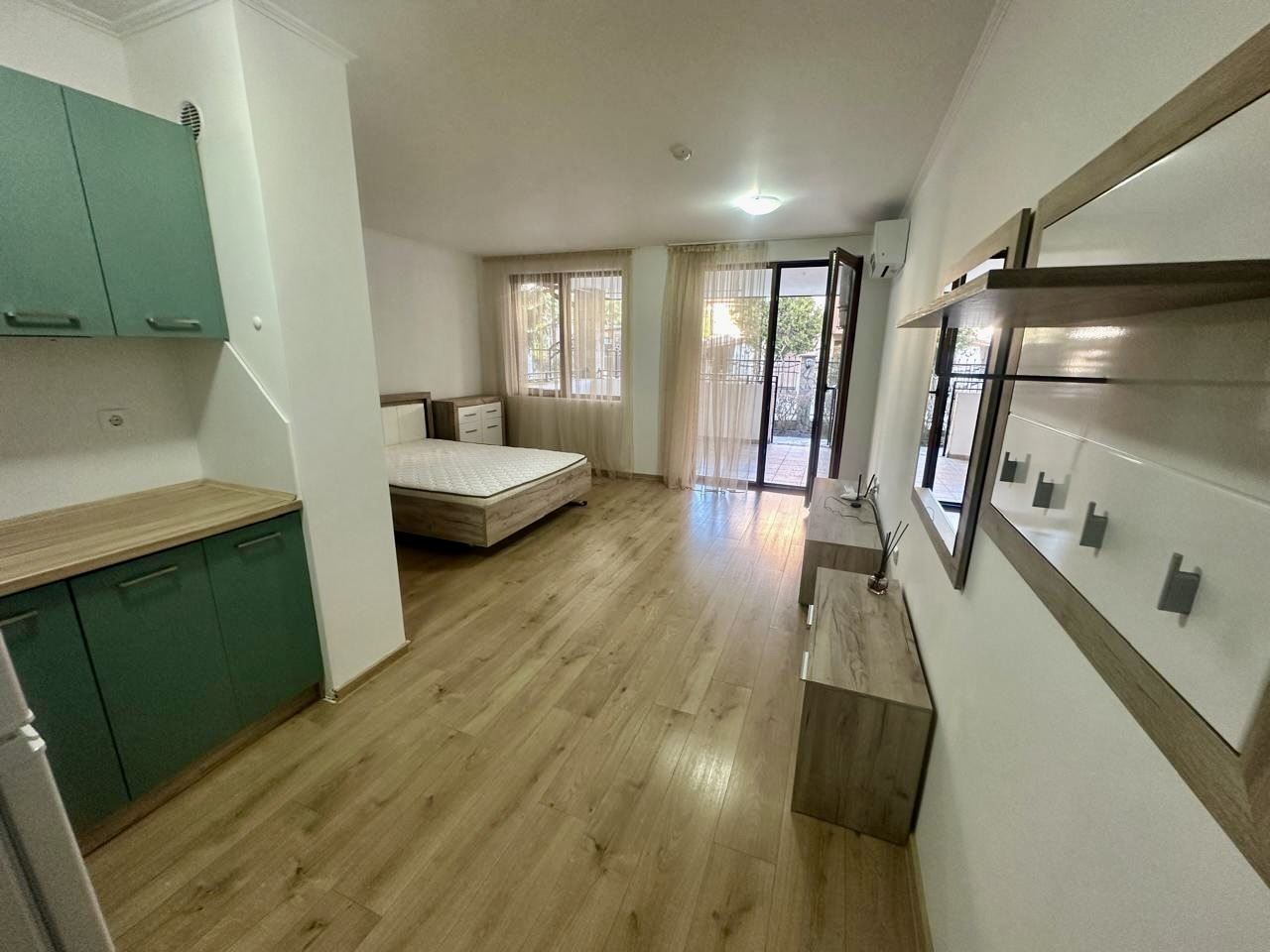 Spacious ground-floor studio with large terrace and potential for a one-bedroom apartment – security and comfort in Nessebar