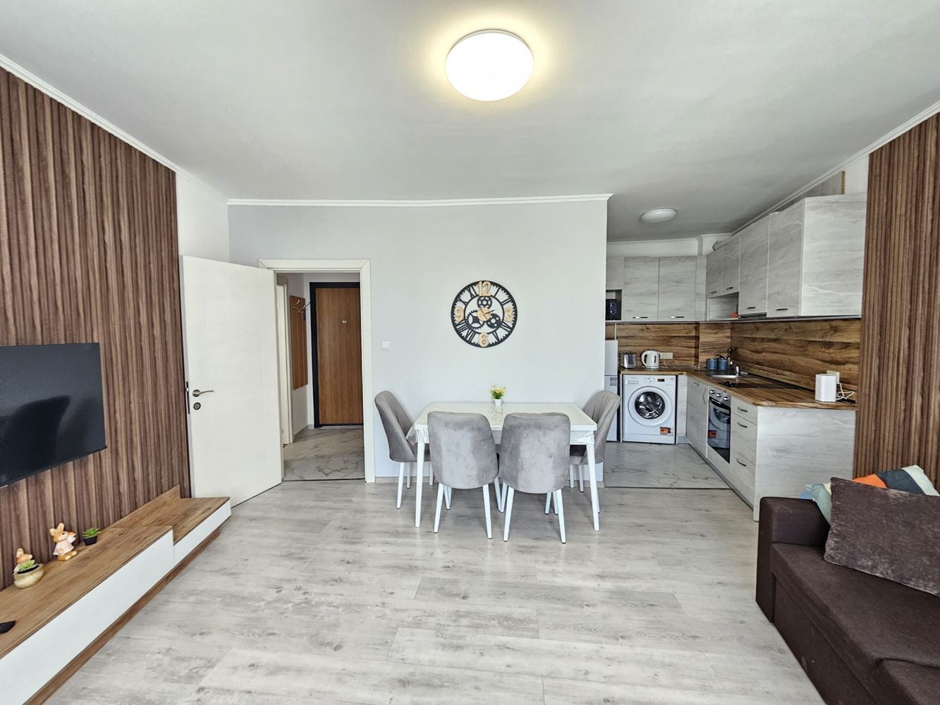 Only 100 meters from the sea! Spacious one-bedroom apartment overlooking the pool in one of the most sought-after complexes in Sunny Beach