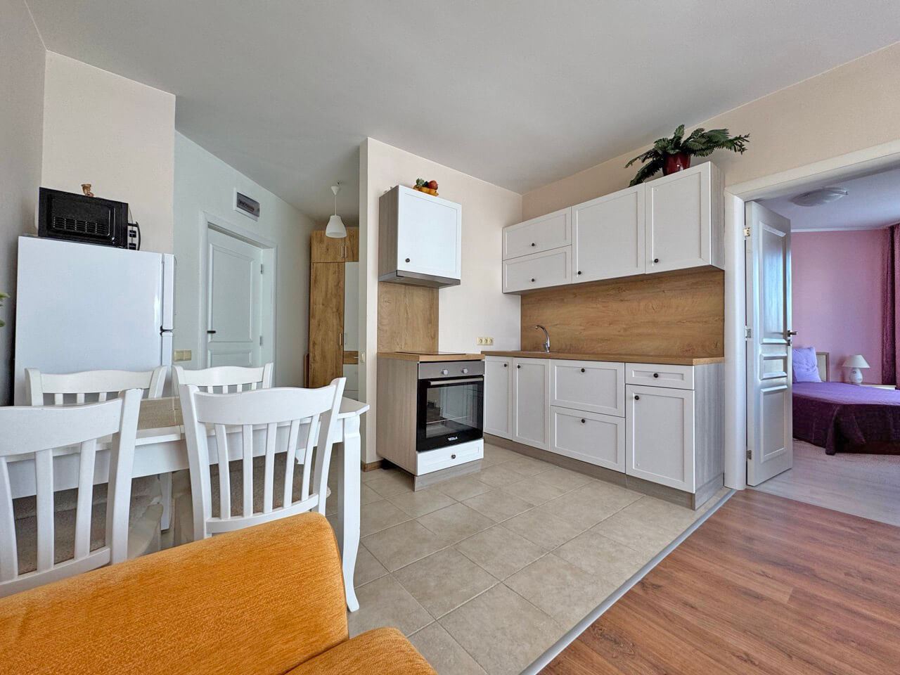 One-Bedroom Apartment with Pool View – Coziness, Greenery and Comfort in a Gated Complex