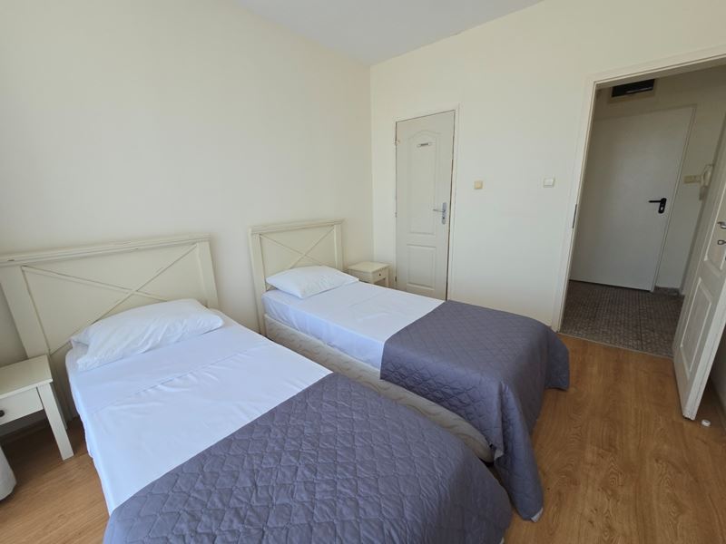 Spacious three room apartment with an excellent location and close proximity to the sea