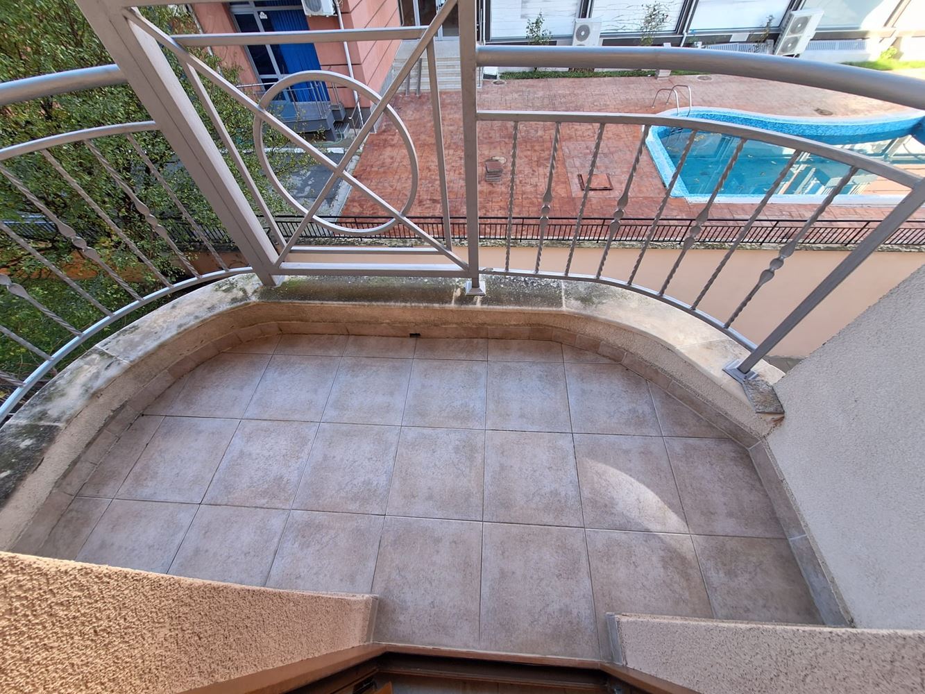 One-bedroom apartment with panoramic pool view – Sunny Beach, only 300 m from the sea
