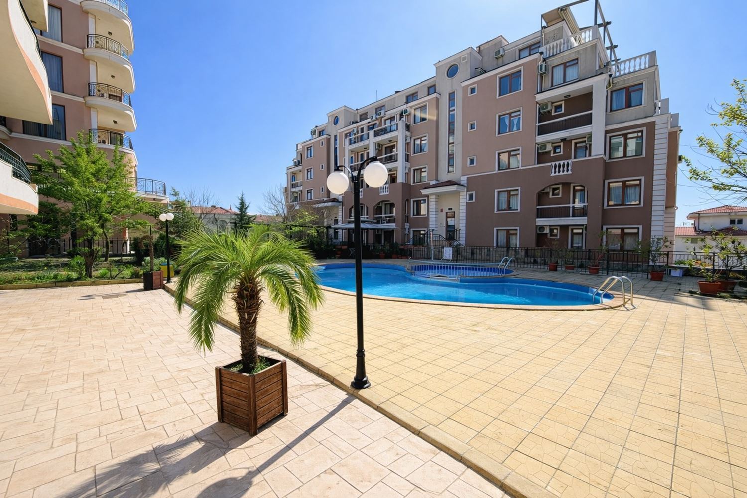 Comfortable One-Bedroom Apartment with Direct Pool Access – Ideal for Living and Investment