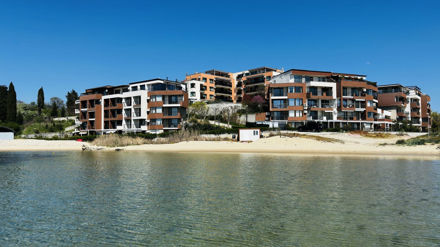 Spacious one-bedroom apartment in Nessebar – an excellent choice for year-round living and investment