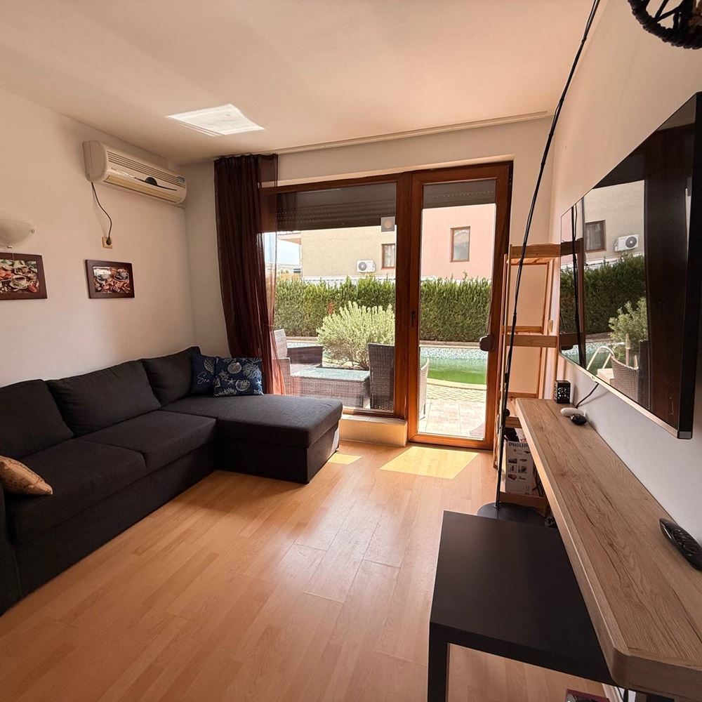 Sunny studio with direct access to the pool – top location in Sveti Vlas, 3–4 minutes from the beach