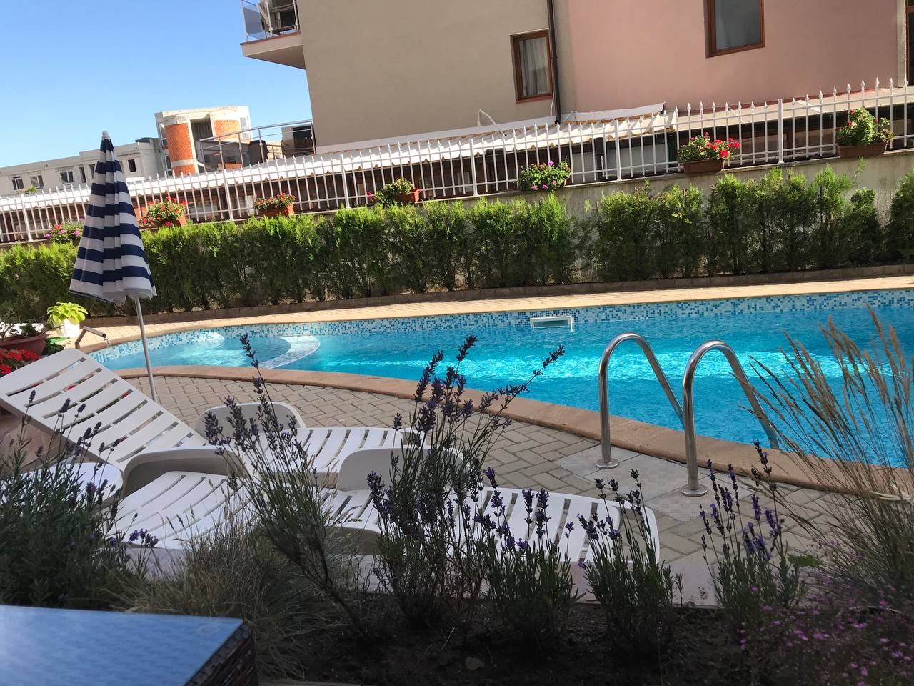 Sunny studio with direct access to the pool – top location in Sveti Vlas, 3–4 minutes from the beach
