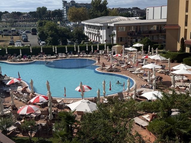 Sunny Beach: Spacious One-Bedroom Apartment with Pool View, 400 Metres from Cacao Beach