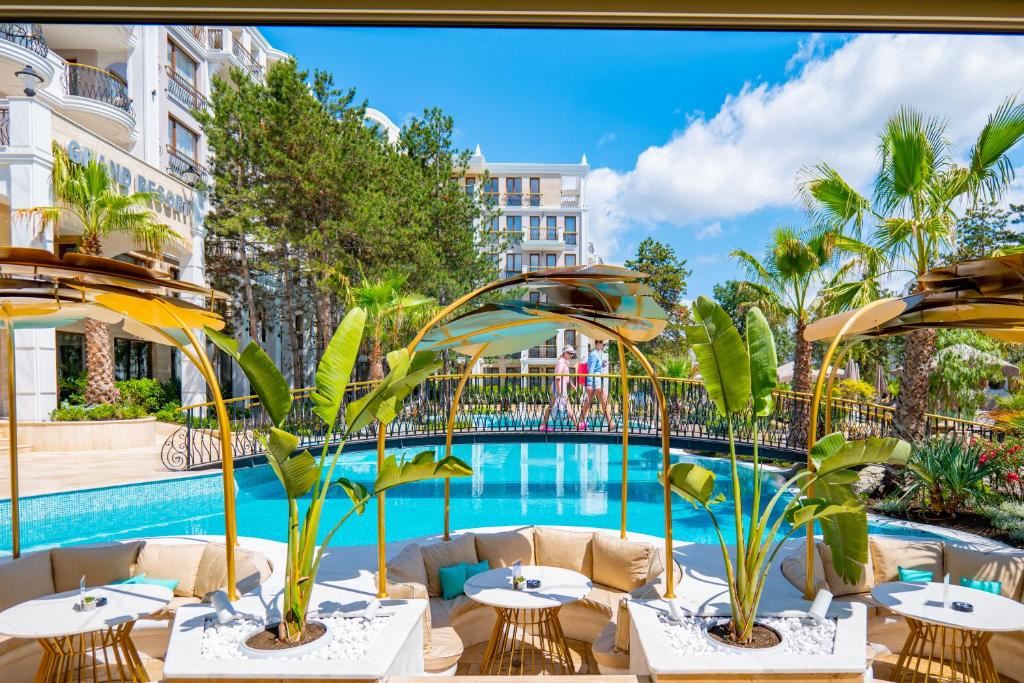 One-Bedroom Apartment with a View of the Park and Swimming Pool in a Prestigious Complex in Sunny Beach