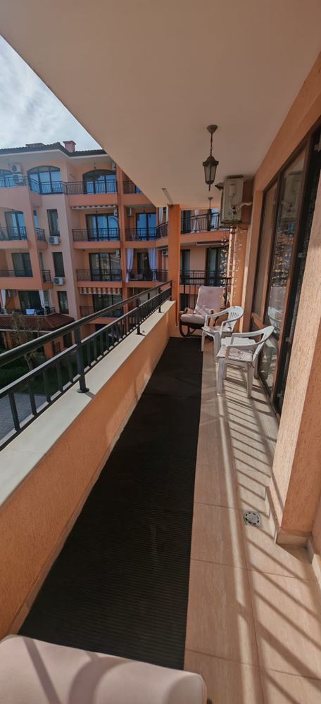 Three-room Apartment with Pool Views and Partial Sea Views, 200 Metres from the Beach in Sveti Vlas