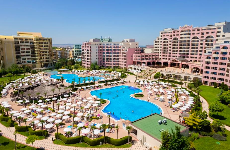 Luxury Seaside Apartment with Panoramic View in a Prestigious Complex in Sunny Beach