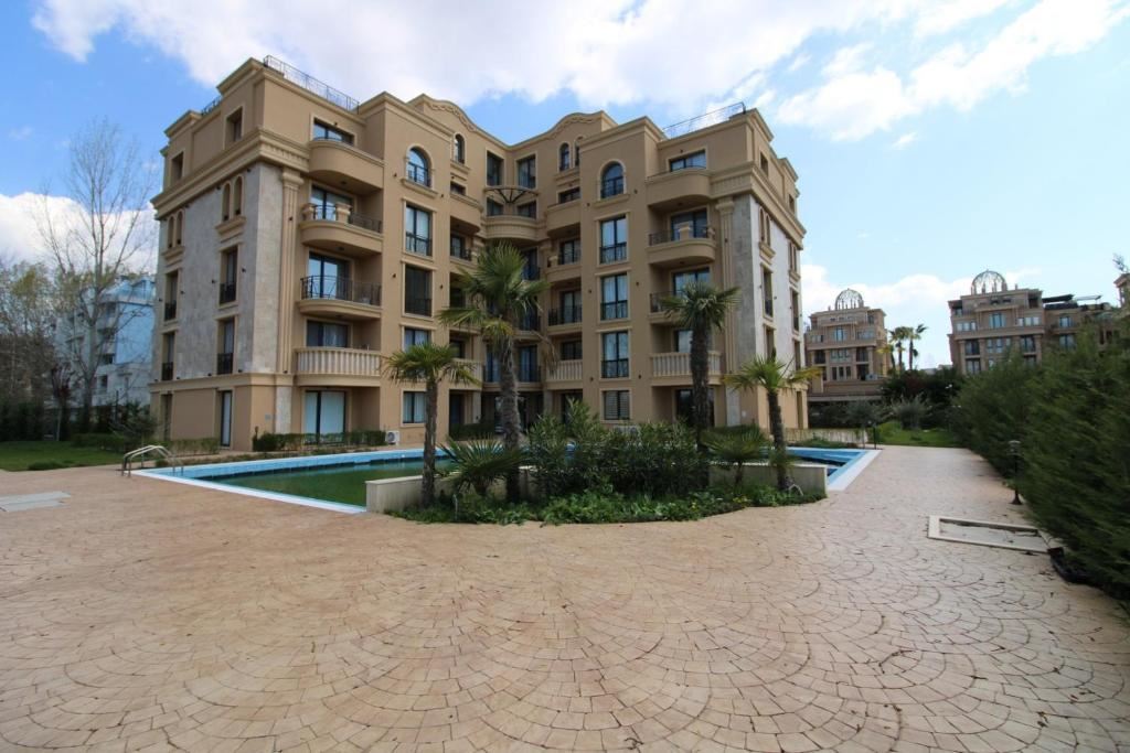 Two-Room Oasis in a New Luxury Complex in Sunny Beach – Pool View