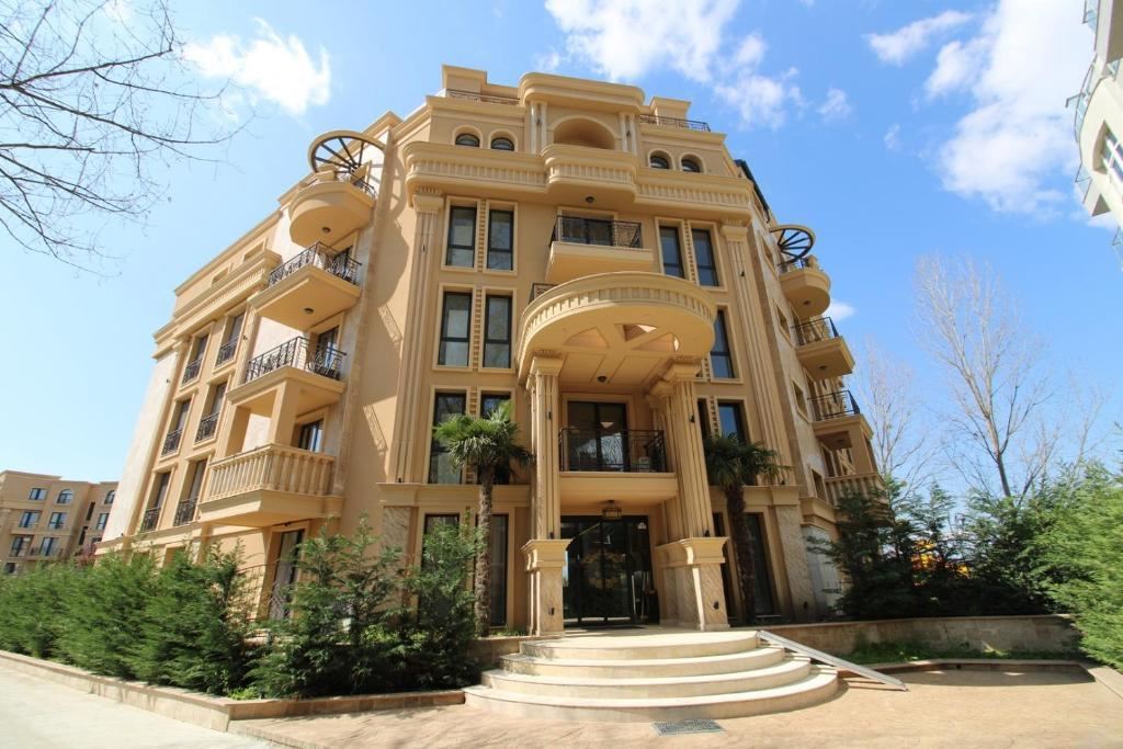Two-Room Oasis in a New Luxury Complex in Sunny Beach – Pool View