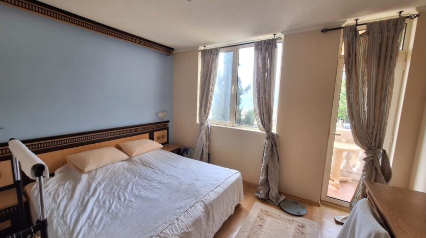 One-bedroom apartment on the first line in Elenite with sea panorama and excellent investment potential