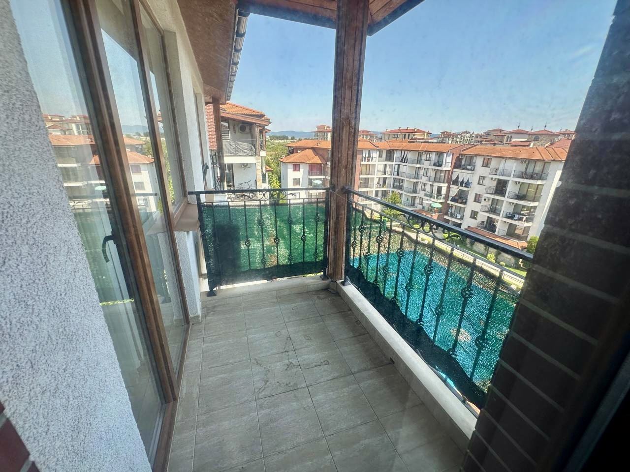 Spacious one-bedroom apartment with a view of the landscaped garden in Nessebar