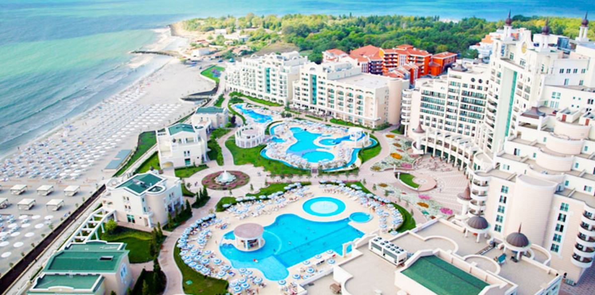 Luxury One-Bedroom Apartment with Garden View at the Southern Beach in Pomorie
