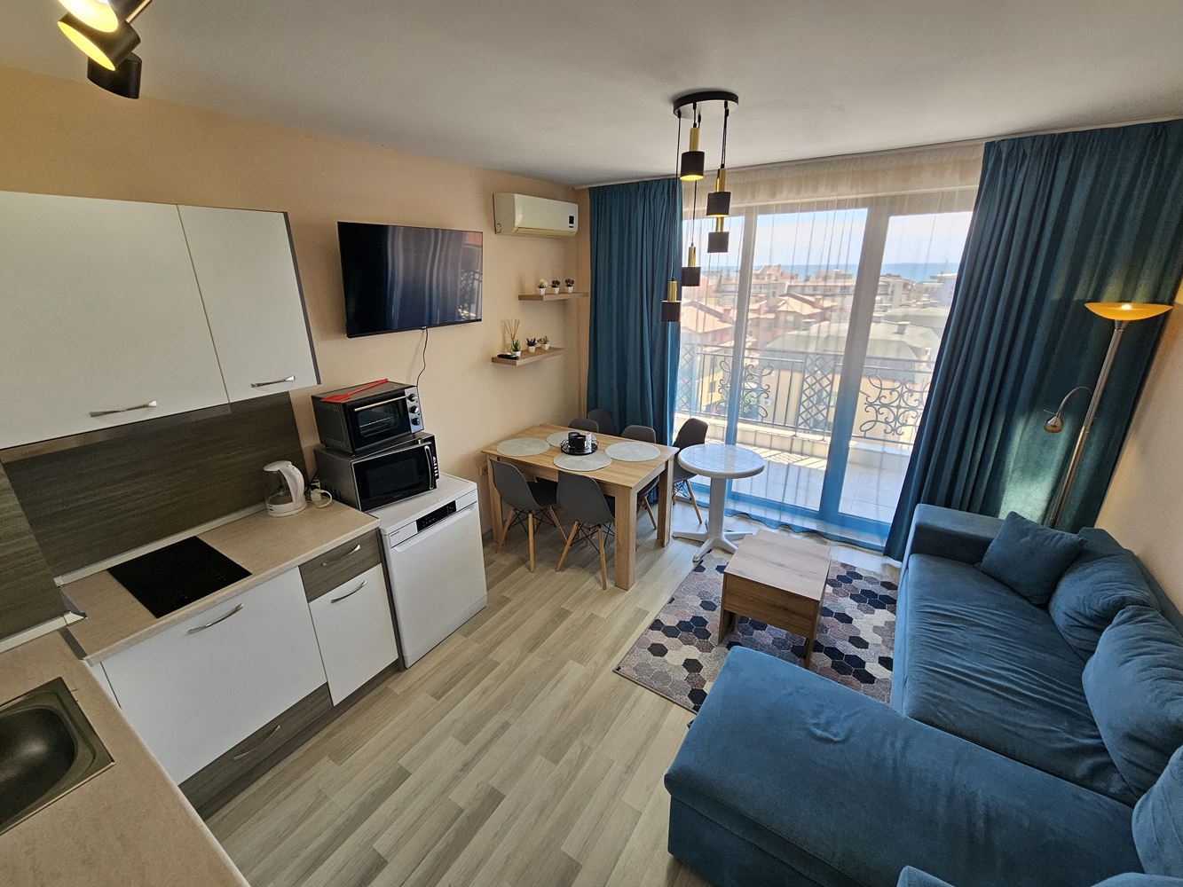 Three-room apartment with sea view – top floor with two terraces in a complex in Nessebar