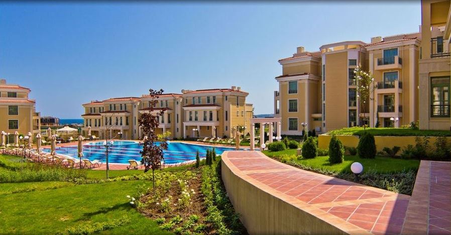 First-Line Apartment with Sea View – Fully Furnished Property in a Mediterranean-Style Complex