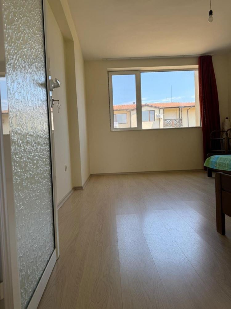 Spacious Two-Bedroom Apartment with Sea View, 500 m from the Beach in Chernomorets