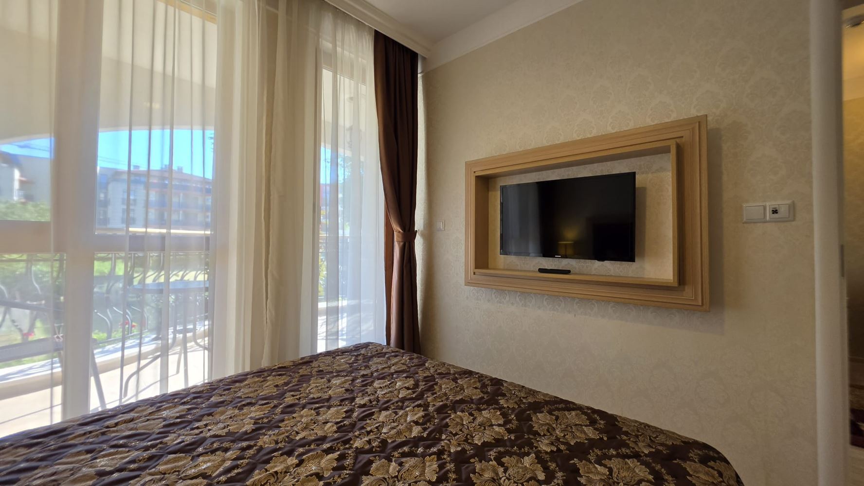 Two-room apartment in Sunny Beach in an impressive complex with a peaceful resort atmosphere
