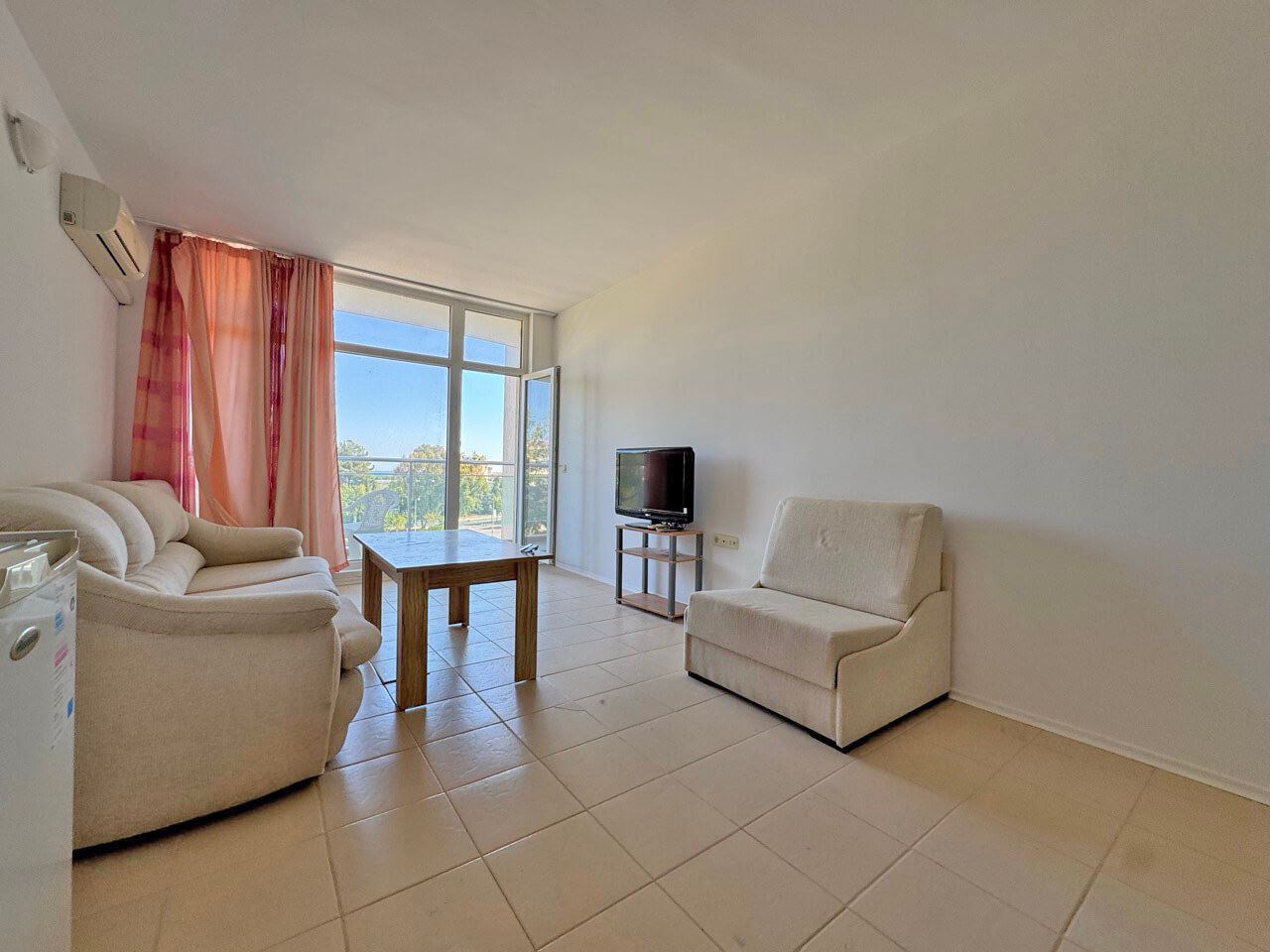 Sunny and spacious one-bedroom apartment with sea view in Sunny Beach