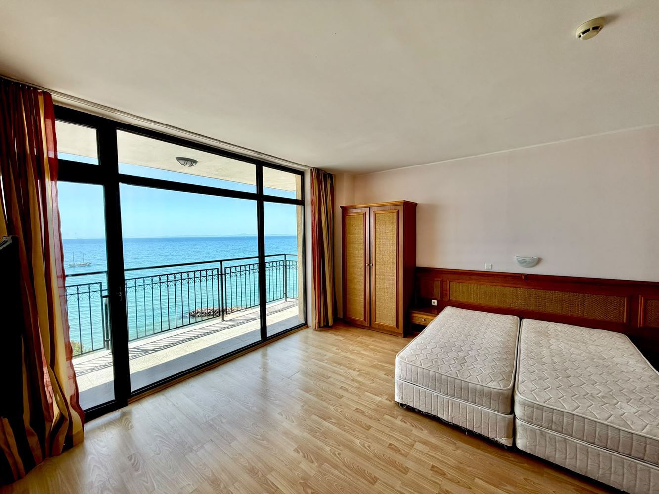 One-bedroom apartment with panoramic sea view on the first line in Sveti Vlas