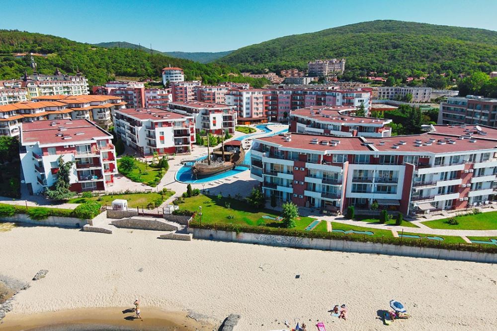 First-line apartment in Elenite – major renovation, residential electricity and direct beach access
