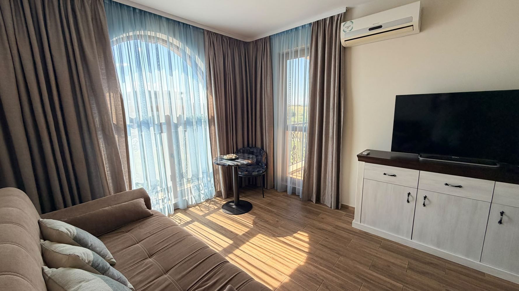 Two-room apartment with panoramic sea view, just a step away from the sea in Ravda