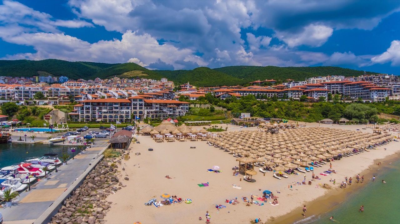 First-Line Apartment in Sveti Vlas – Stylish Property Near the Beach and Marina Dinevi Yacht Port