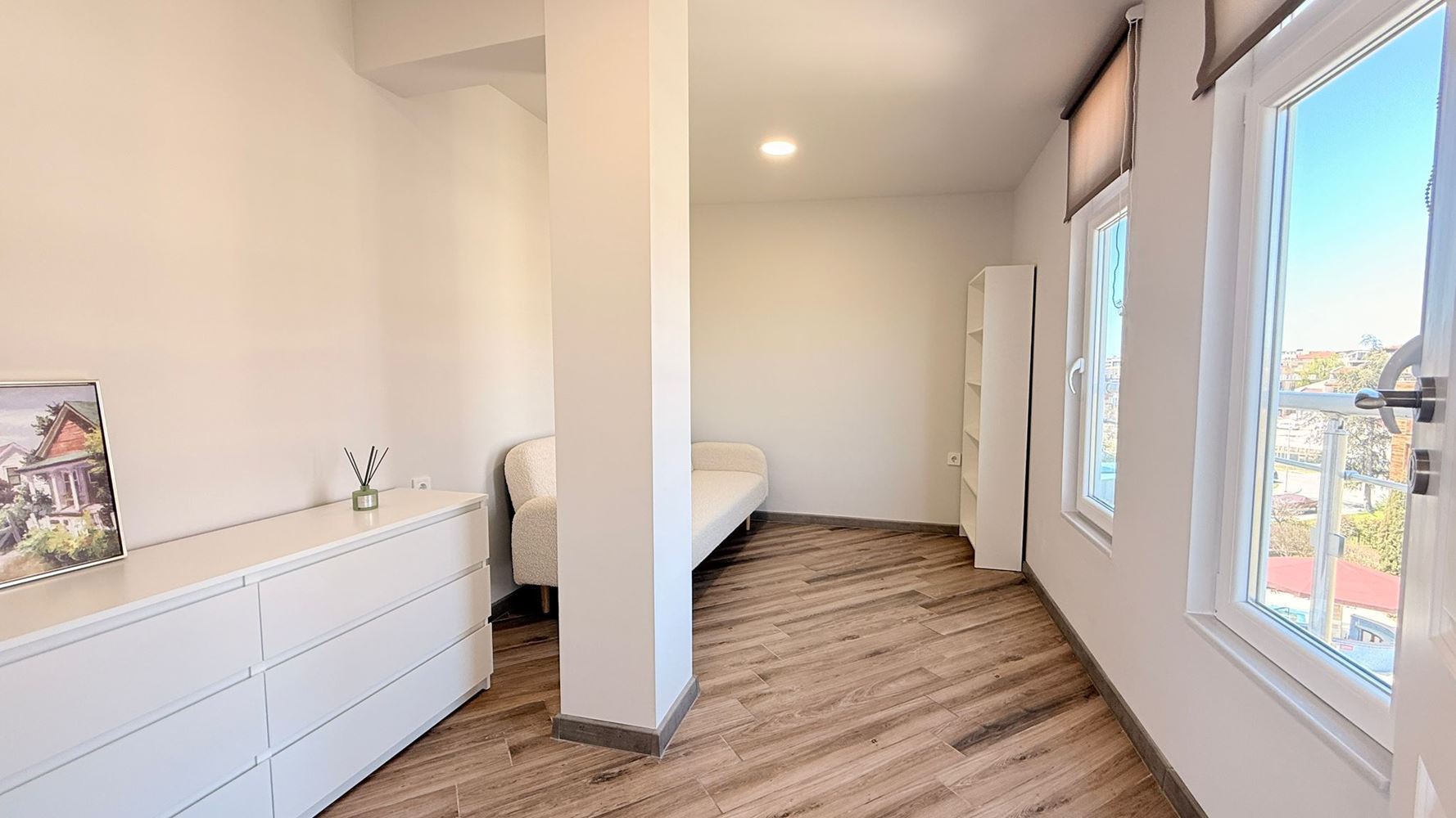 Luxury three-bedroom apartment on the first line in Ravda – space, prestige, and breathtaking sea panorama