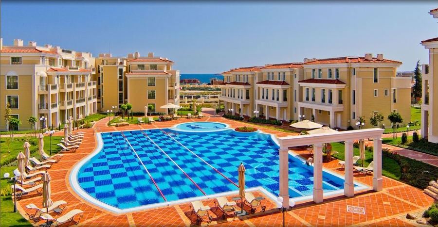 First-Line Apartment with Sea View – Fully Furnished Property in a Mediterranean-Style Complex
