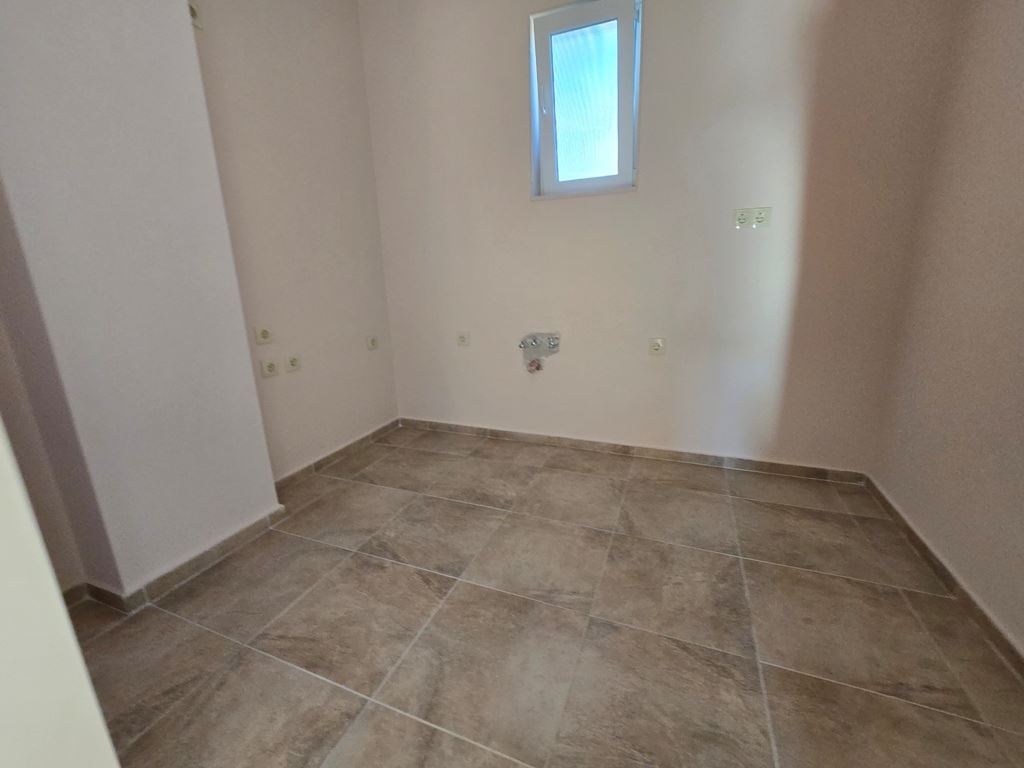 New One-Bedroom Apartment in Pomorie – Renovated, Ready for Furnishing, with a Spacious Balcony and Barbecue