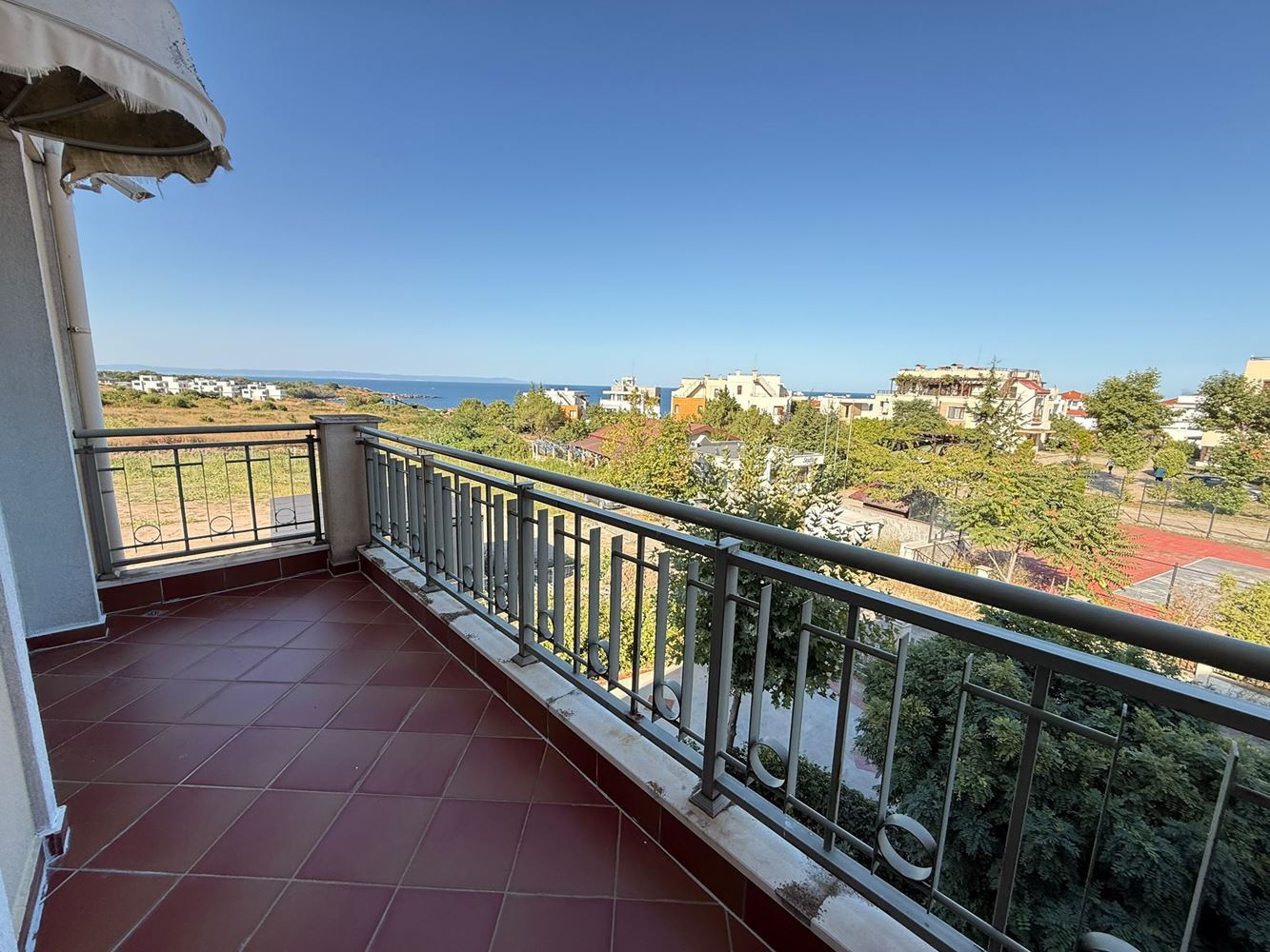 First-Line Apartment with Sea View – Fully Furnished Property in a Mediterranean-Style Complex