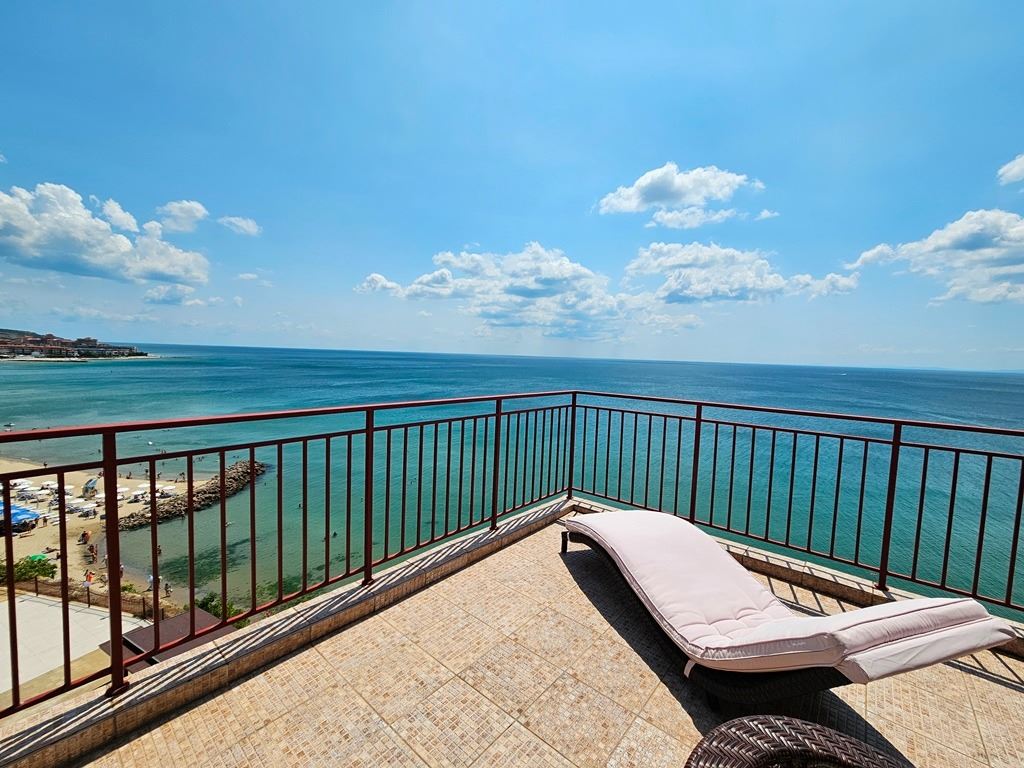 Luxury panoramic apartment on the first line of the sea with two bedrooms and an enormous terrace