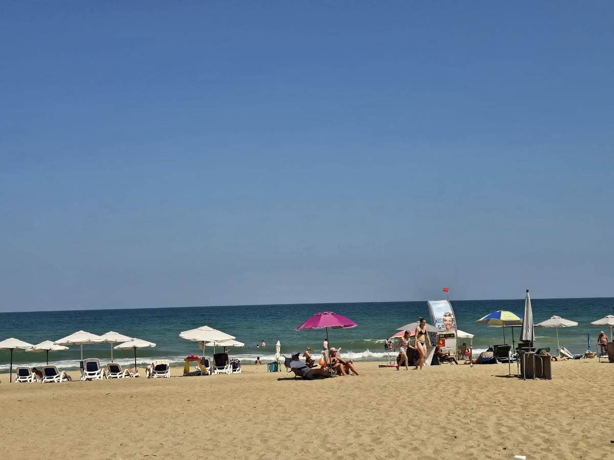 Luxury three-bedroom apartment on the beachfront in Obzor – panoramic sea and mountain views