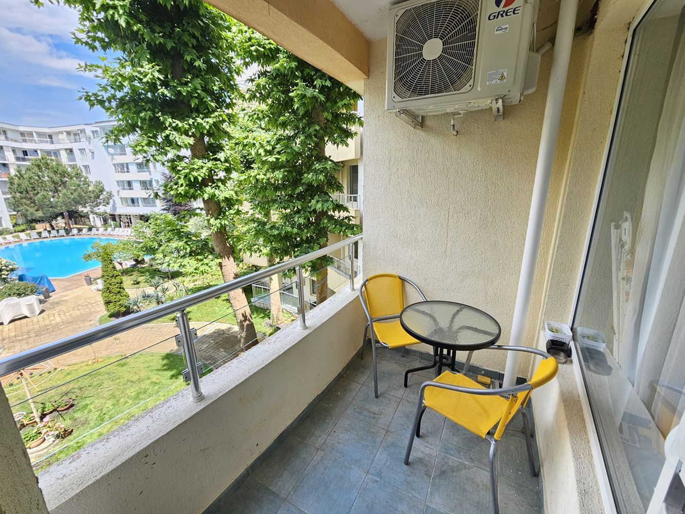 Only 100 meters from the sea! Spacious one-bedroom apartment overlooking the pool in one of the most sought-after complexes in Sunny Beach