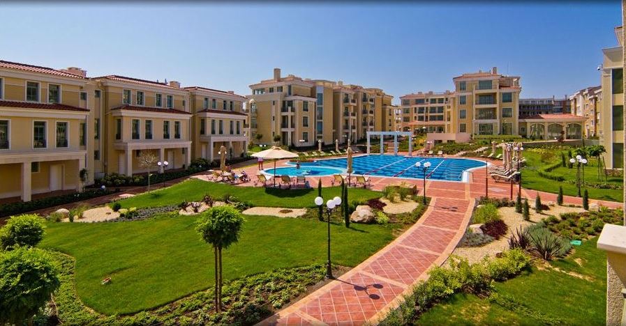 First-Line Apartment with Sea View – Fully Furnished Property in a Mediterranean-Style Complex