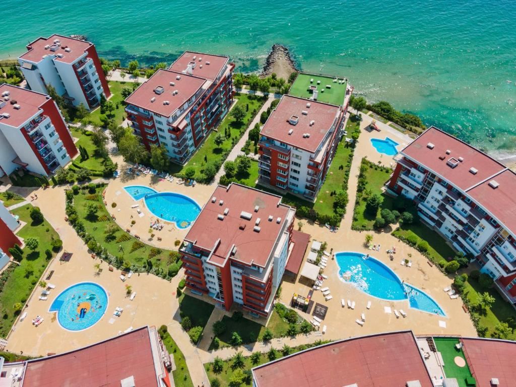 Two-bedroom apartment in a luxury complex on the first line in Sveti Vlas