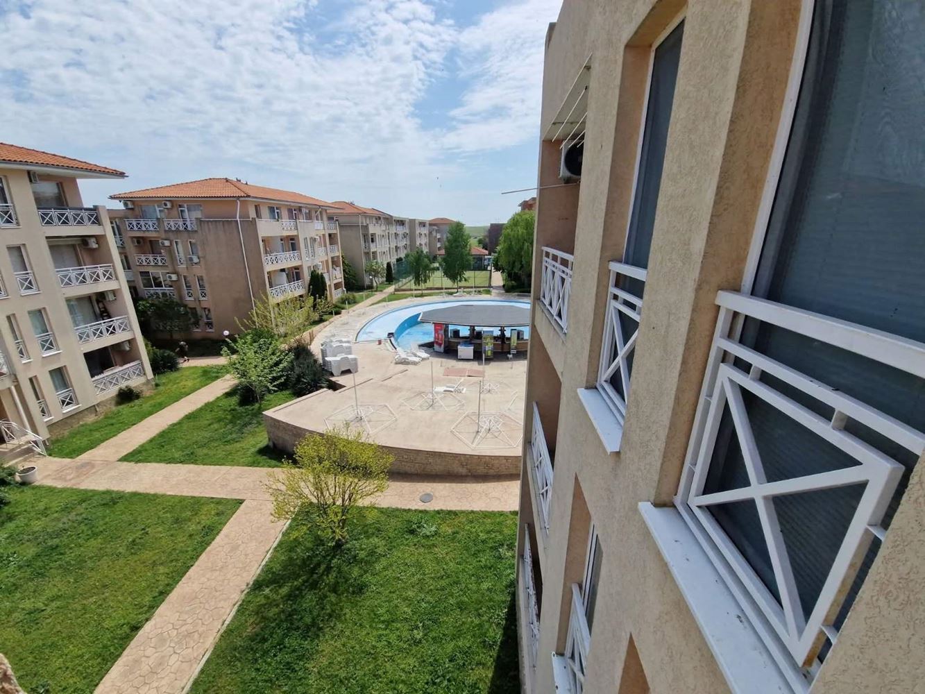 One-bedroom apartment with pool view in an excellently maintained complex – ideal for vacation and investment