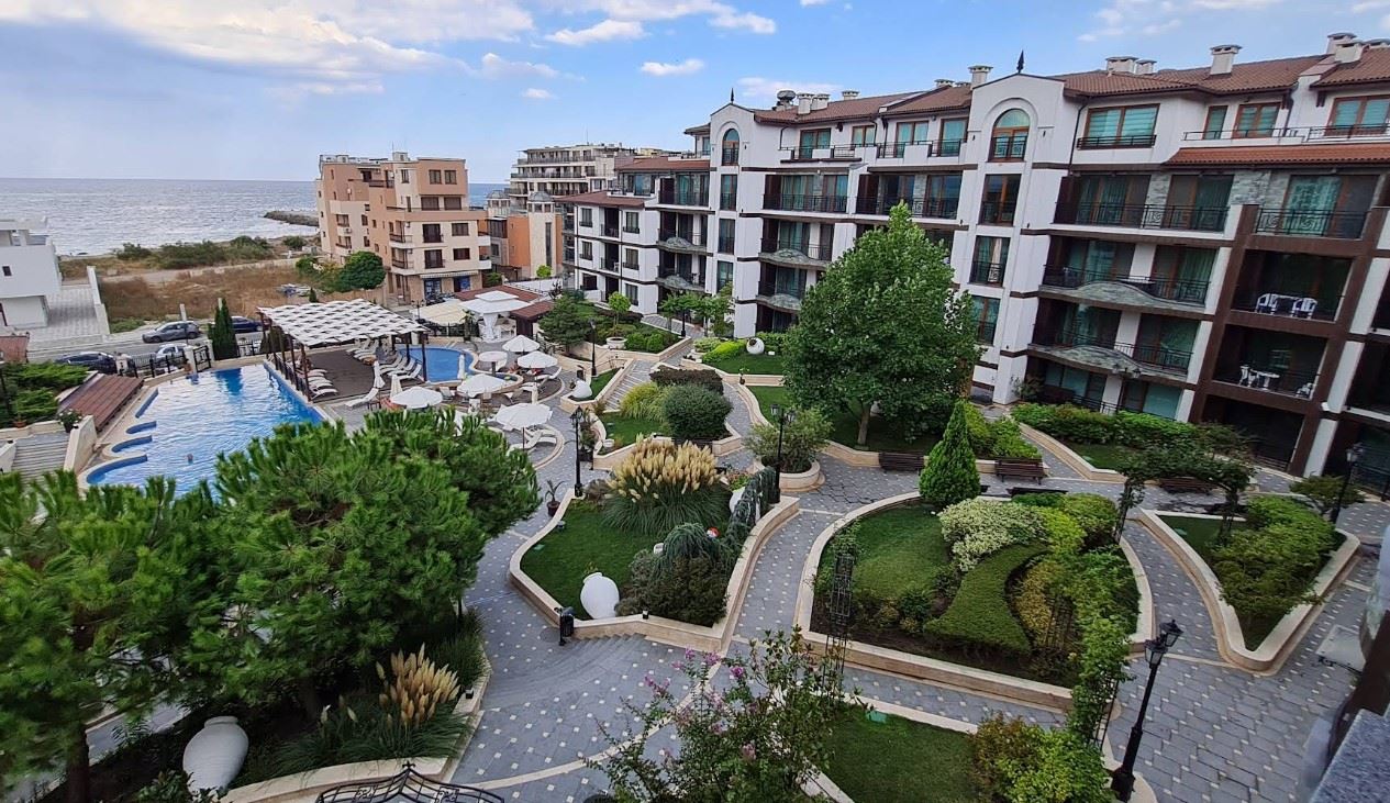 Spacious three-room apartment with sea view in Pomorie – 50 meters from the sea